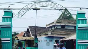 Desa Kemantrenrejo merupakan salah satu desa dalam wilayah Kecamatan Rejoso Kabupaten Pasuruan dengan luas wilayah sekitar 217,550 ha. Jumlah Penduduk pada akhir bulan Oktober tahun 2024 sejumlah 4200 jiwa dengan jumlah kepala Keluarga 1209 KK, memiliki jarak orbitasi dengan Kecamatan 4 Km, 40 Km dari wilayah Ibukota Kabupaten dan 70 Km dari wilayah Ibukota provinsi dengan fasilitas jalan provinsi dan jalan Kabupaten yang cukup memadahi. Secara administrative desa Kemantrenrejo terdiri dari 5 dusun ,5 Rukun Warga (RW) dan 29 Rukun Tetangga (RT). Desa Kemantrenrejo memiliki letak yang sangat strategis berada di jalur pantura Surabaya – Probolinggo. Keadaan alam secara umum merupakan lahan pertanian persawahan (sekitar 86,356 hektar) dan tegalan (sekitar 120,694 hektar) dan hanya sebagian kecil kawasan industri, sebagian besar lahan pertanian beririgasi tehnis sehingga desa Kemantrenrejo merupakan kawasan yang memiliki produktifitas/hasil pertanian yang cukup tinggi., disamping itu dengan letaknya yang berbatasan dengan desa Arjosari dimana ada perusahaan PT.CJI sehingga sebagian masyarakat utamanya generasi muda banyak bekerja disana dan juga menjadi pekerja swasta di kawasan PIER dan sekitarnya sehingga secara umum kondisi perekonomian masyarakat berada pada kategori cukup. Sejarah Desa Desa Kemantrenrejo merupakan salah satu dari 16 desa yang terletak wilayah administrasi kecamatan Rejoso kabupaten Pasuruan. Setelah Indonesia merdeka, desa Kemantrenrejo telah mengalami beberapa masa kepemimpinan, yaitu: No. 1 Bpk.Sarirejo 1935 1970 No. 2 Bpk.Donoraharjo 1971 1990 No.3 Bpk.H.Usman Ismail 1991 2007 No. 4 Bpk.Dwi Purnomo 2007 2013 No.5 Bpk.Ciko Mardiono,SE 2014 2019 No. 6 Bpk. Samsul Hadi 2020 - 2028 